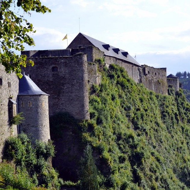 Sur les traces de Godefroid de Bouillon Sur les traces de Godefroid de Bouillon